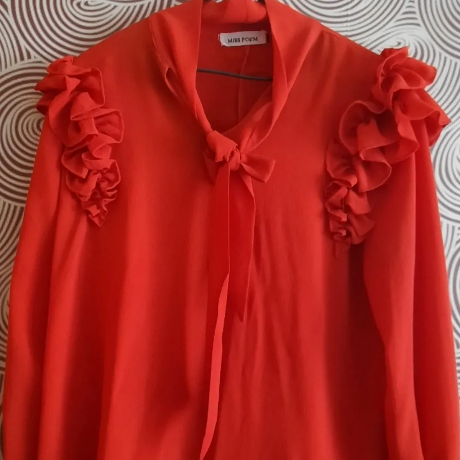 شومیز یقه کراواتی قرمز