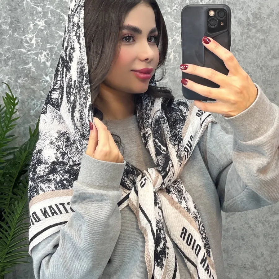 روسری قواره دار پلیسه