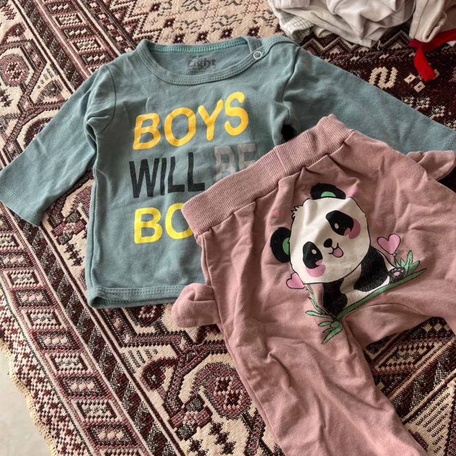 تعدادی لباس بچه