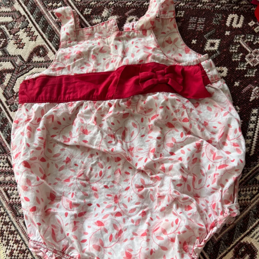 تعدادی پیراهن و بادی