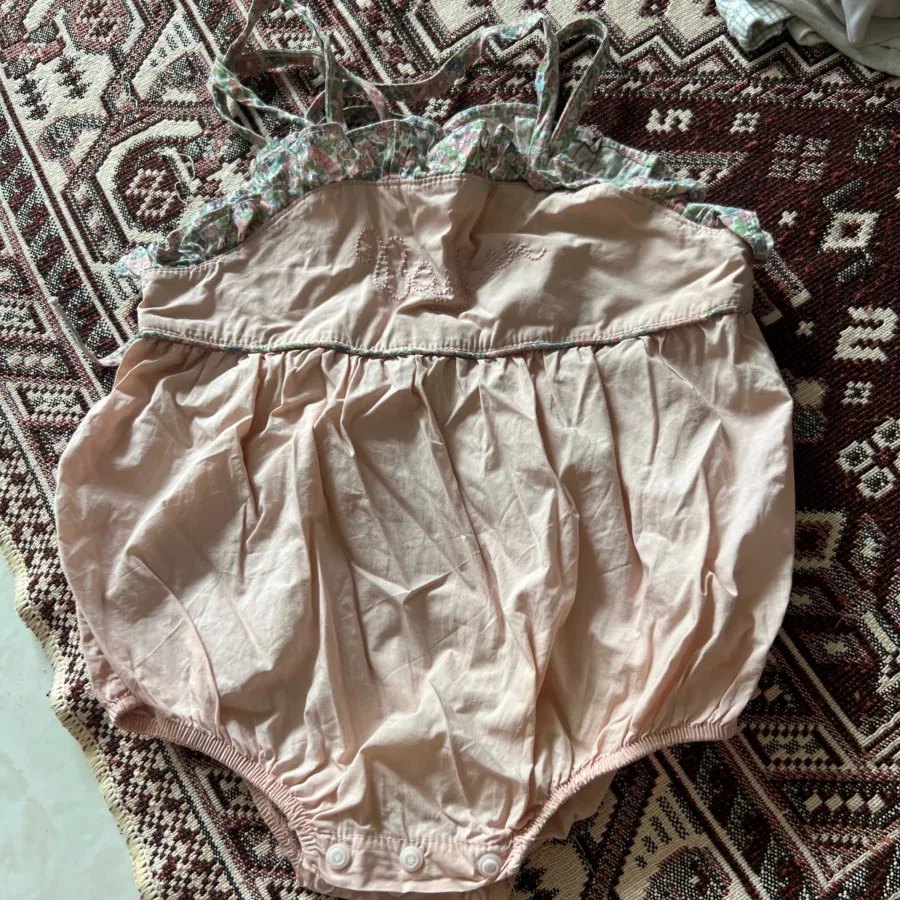 تعدادی پیراهن و بادی