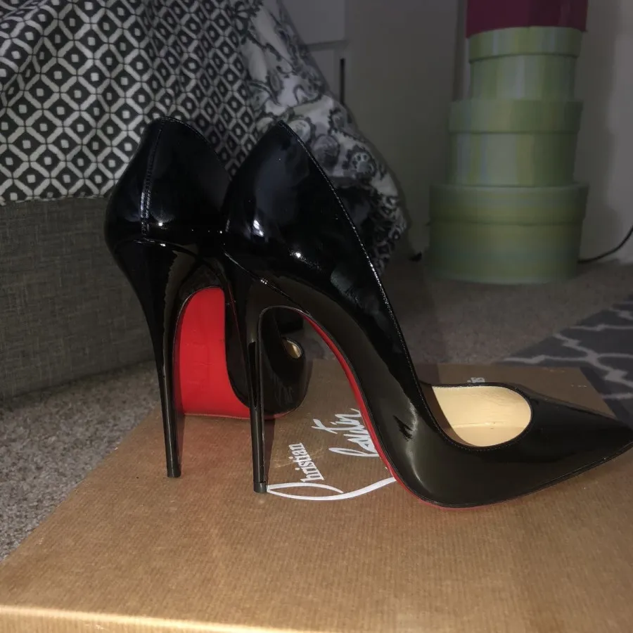 کفش لوبوتین