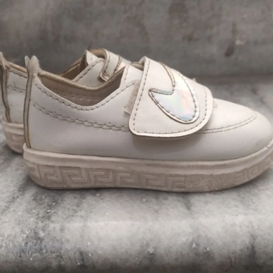 کفش های بچگانه