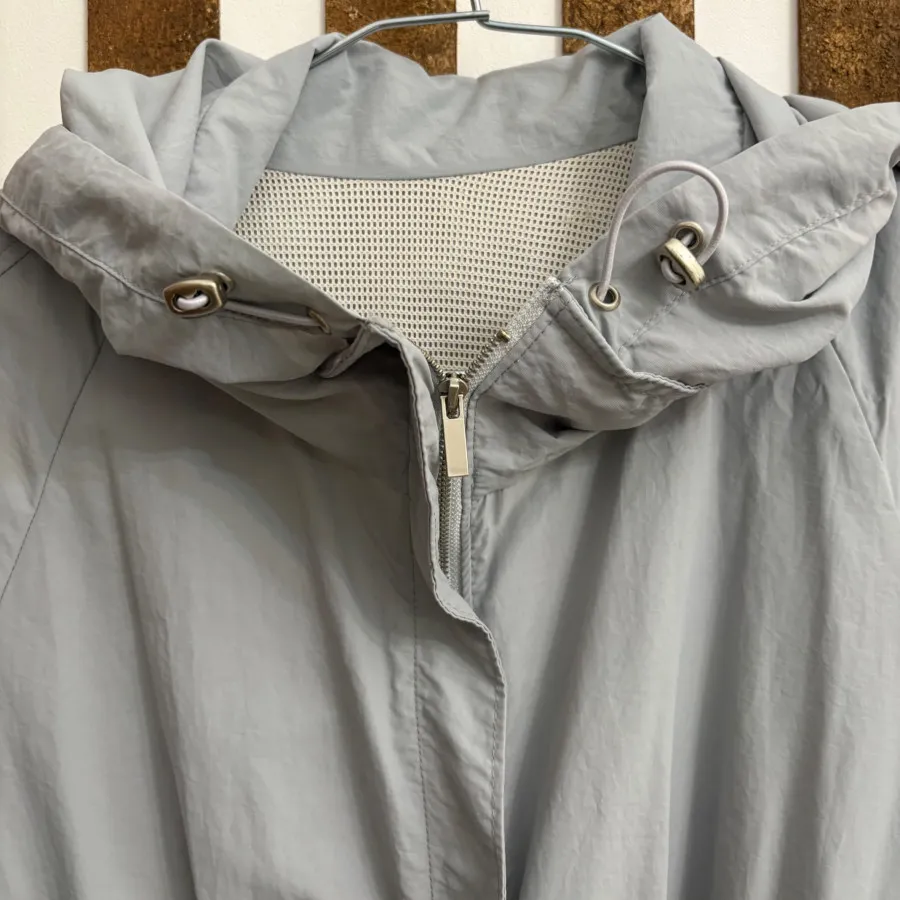 بارانی و بادگیر بلند