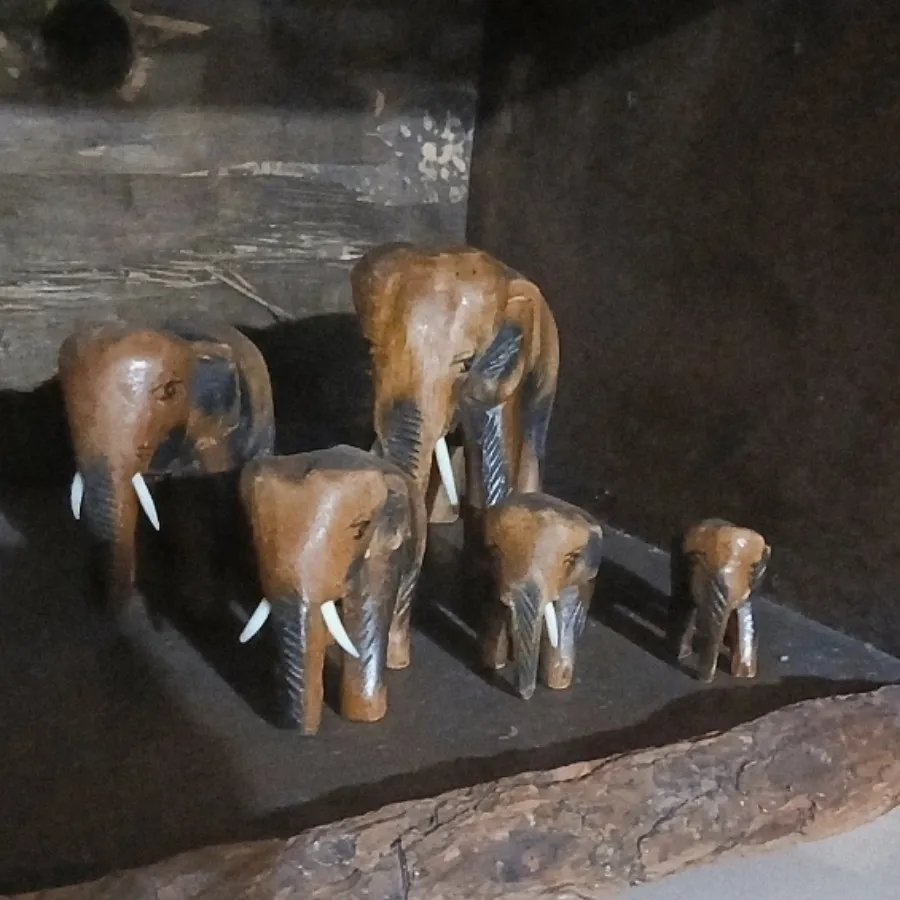 مجسمه فیل چوبی