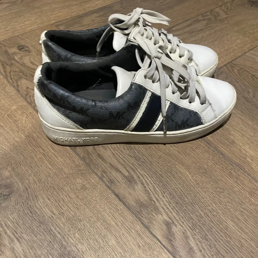 کتونی مایکل کورس