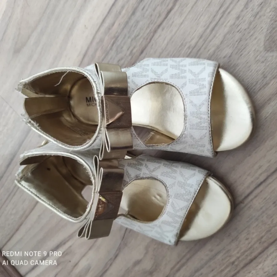 ست کفش و لباس