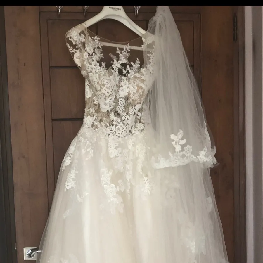 لباس عروس پرونویاس و تور