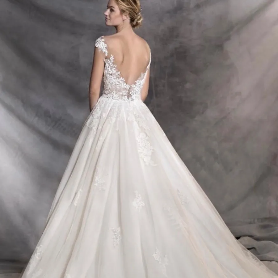 لباس عروس پرونویاس و تور