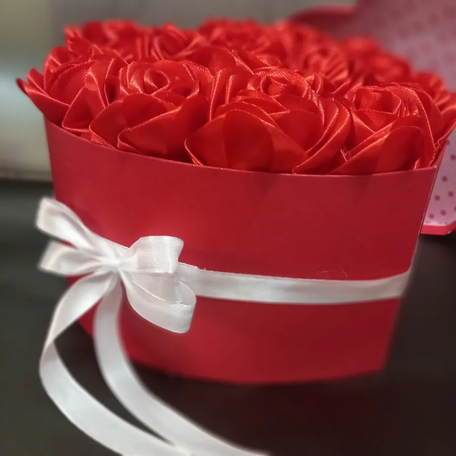 باکس 16 شاخه گل روبانی