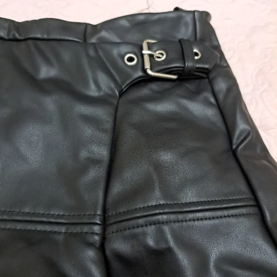 شلوارک چرم Bershka