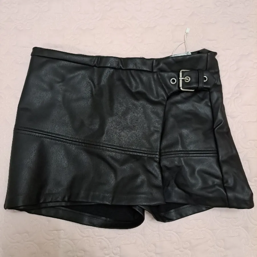 شلوارک چرم Bershka