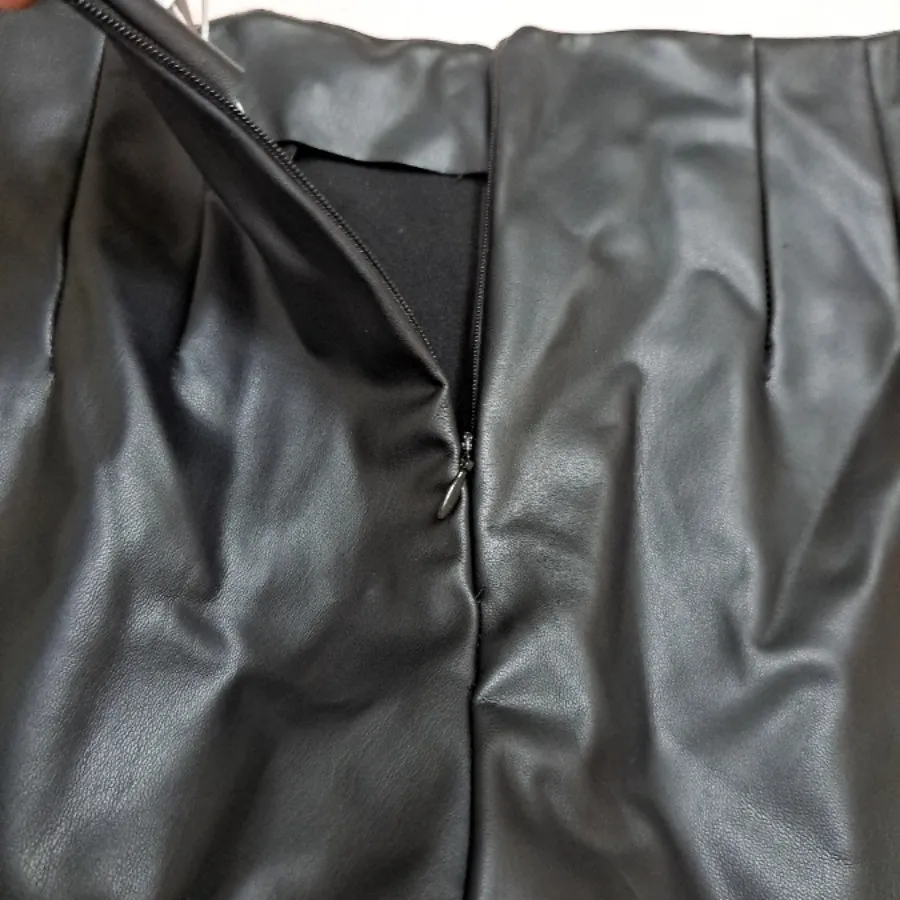 شلوارک چرم Bershka