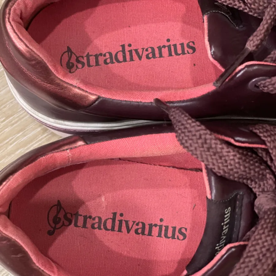 کتونی زرشکی