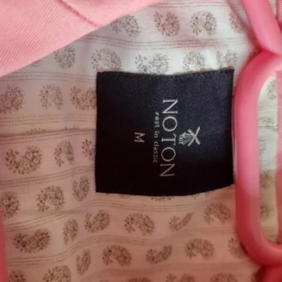 کت صورتی جین  پوشیده شده