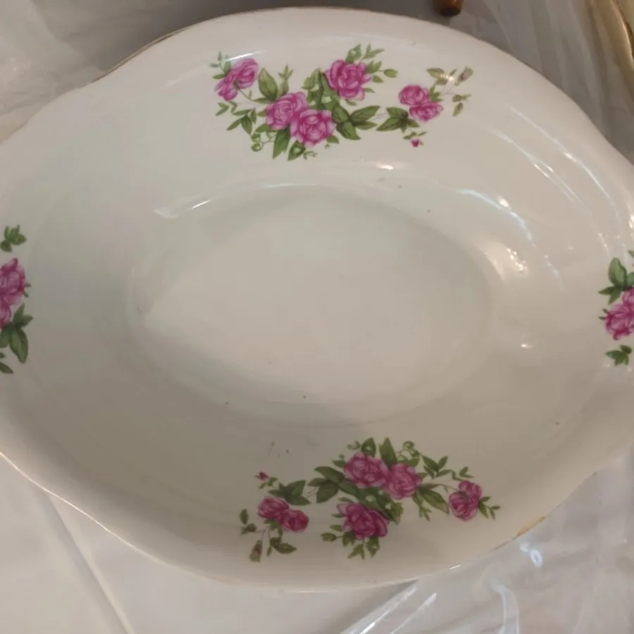 مرغ خوری گل سرخی قدیمی