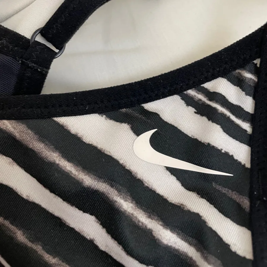 نیم تنه نایکی