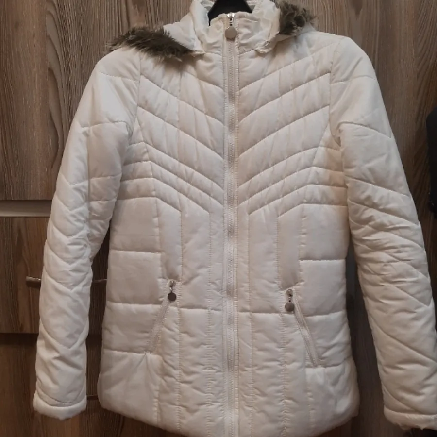 کاپشن سفید کلاه دار