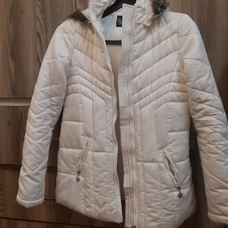 کاپشن سفید کلاه دار