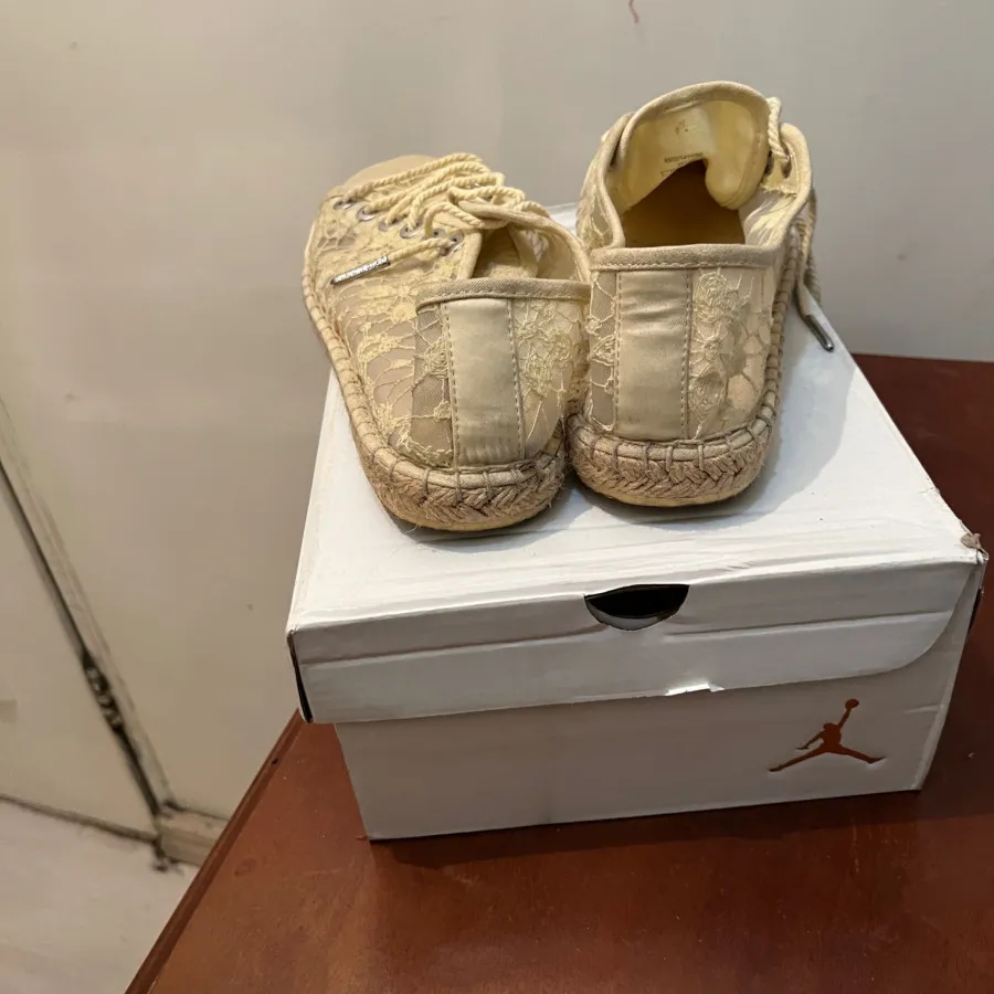 کفش برشکا لیمویی