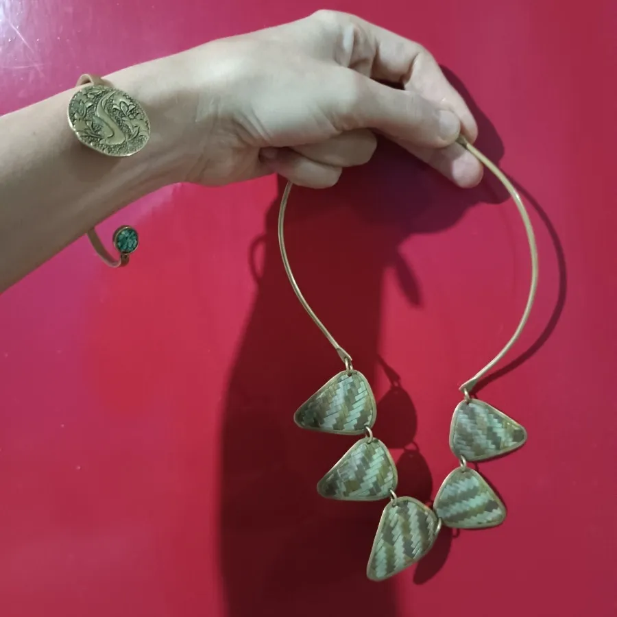 گردنبند و بنگل برنج