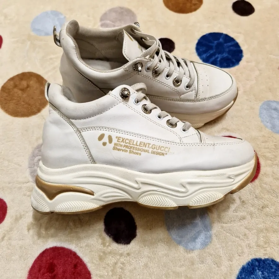 کتانی سفید لژدار