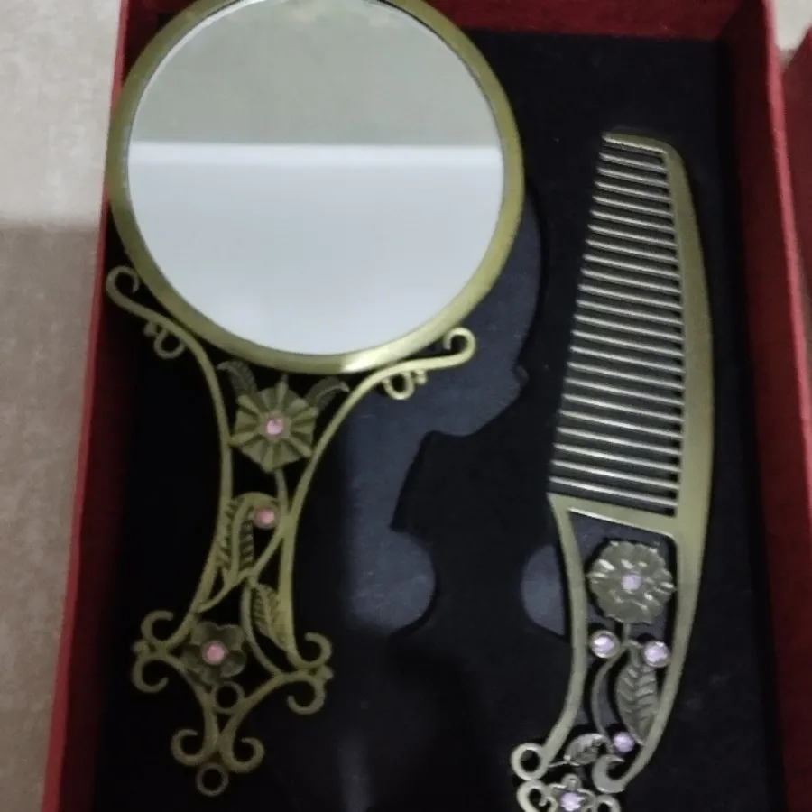 شانه و آینه فلزی