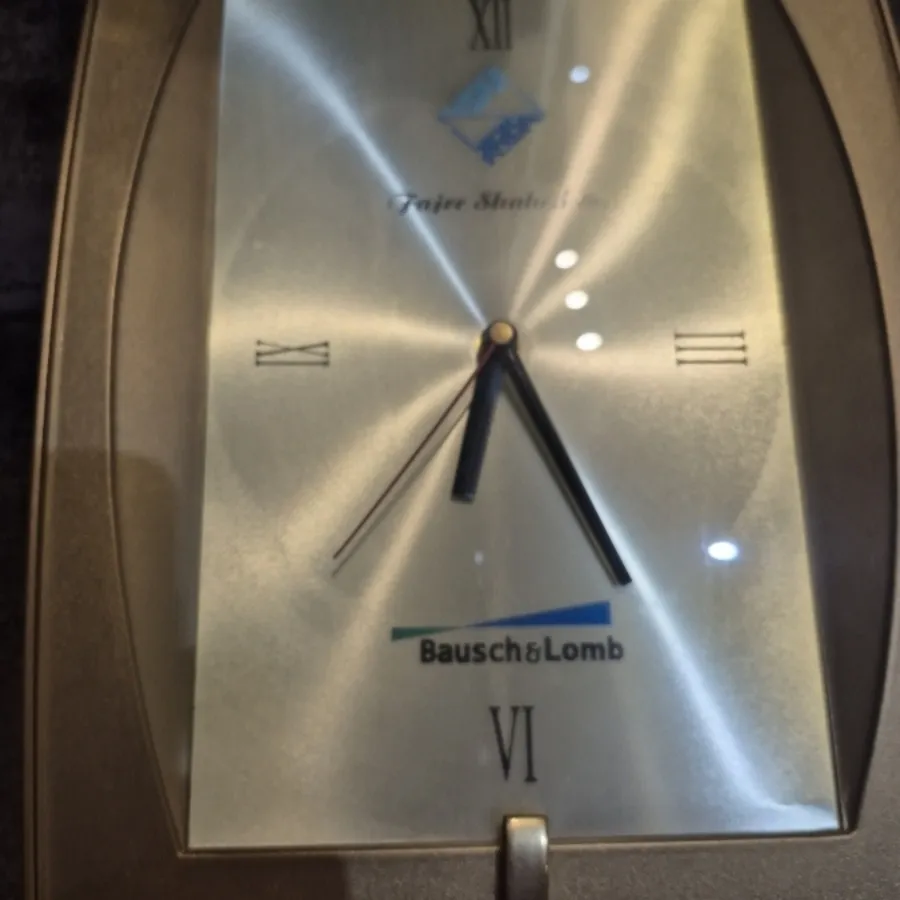 ساعت دیواری طلایی