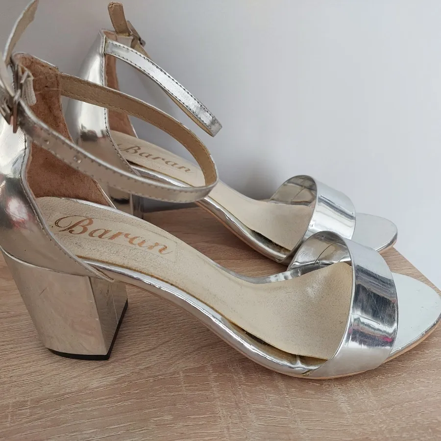 کفش پاشنه‌بلند ورنی