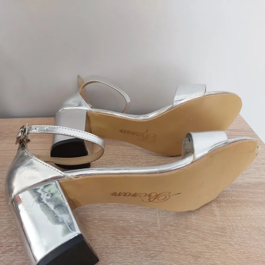 کفش پاشنه‌بلند ورنی