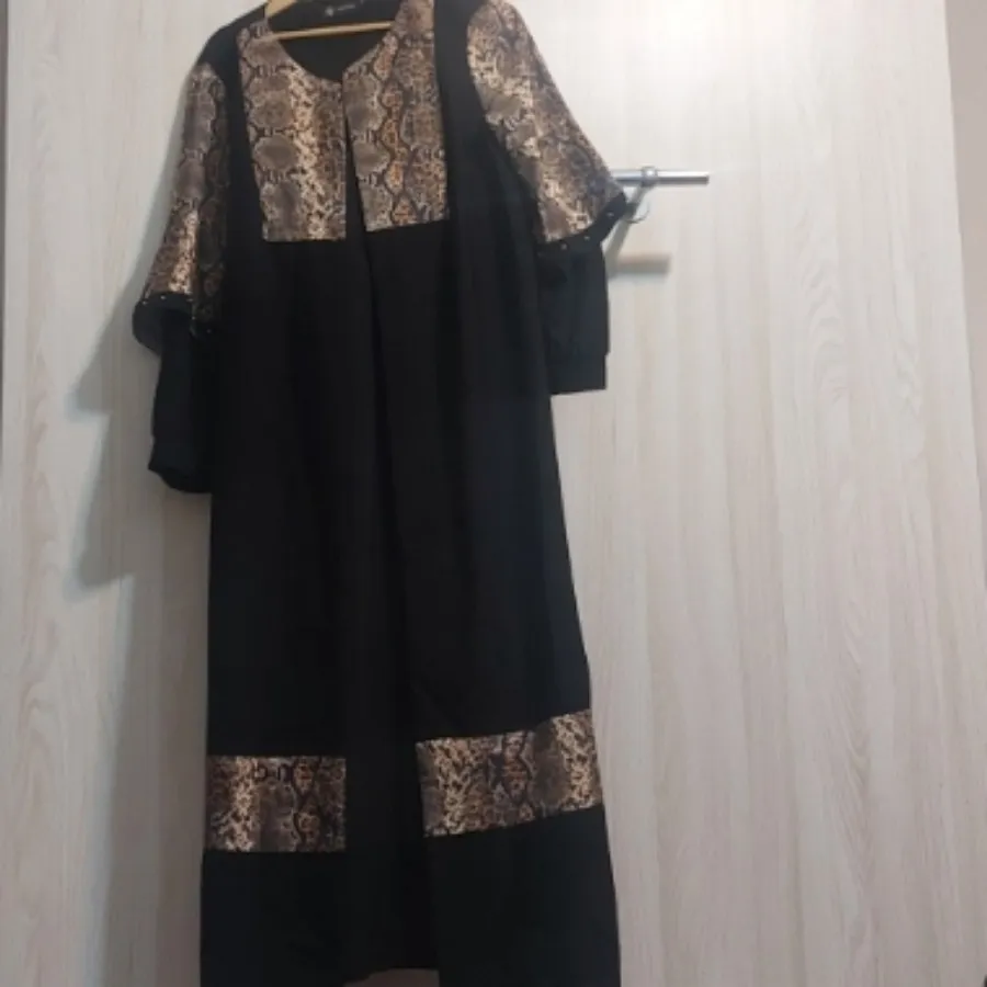 مانتو مشکی و پوست ماری