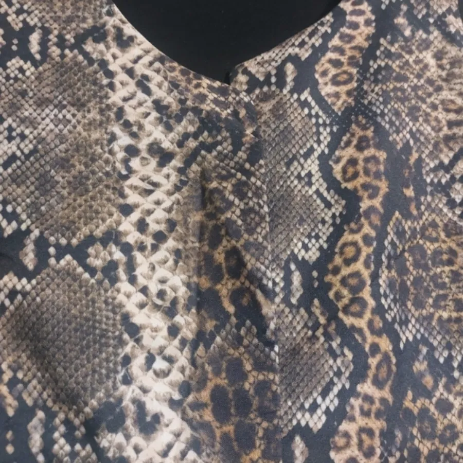 مانتو مشکی و پوست ماری