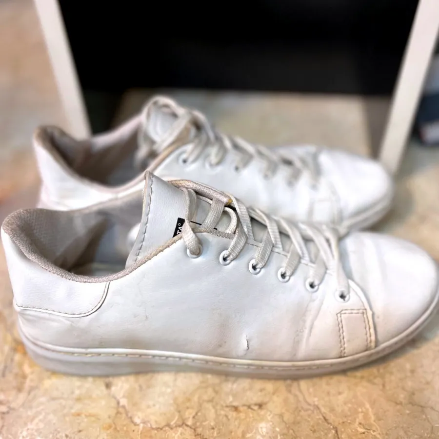 کتونی سفید مینیمال ?