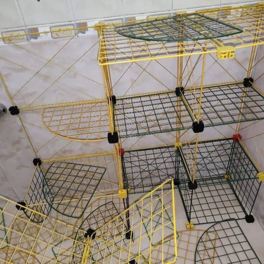 قفسه ی فلزی مشبک