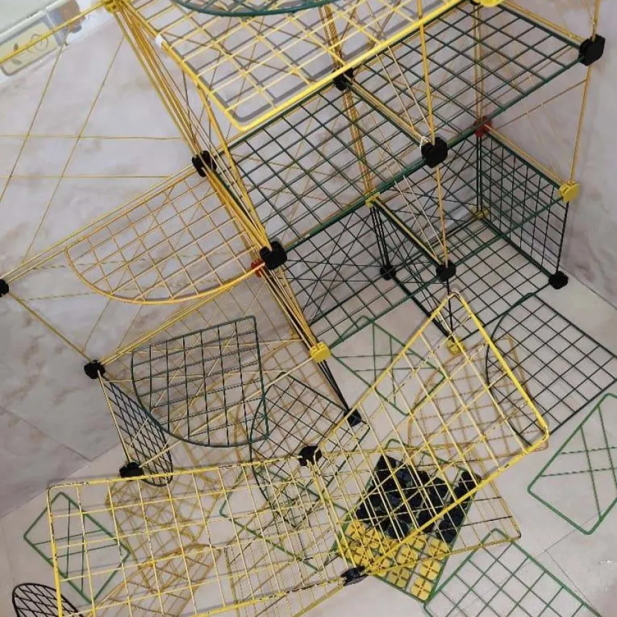 قفسه ی فلزی مشبک