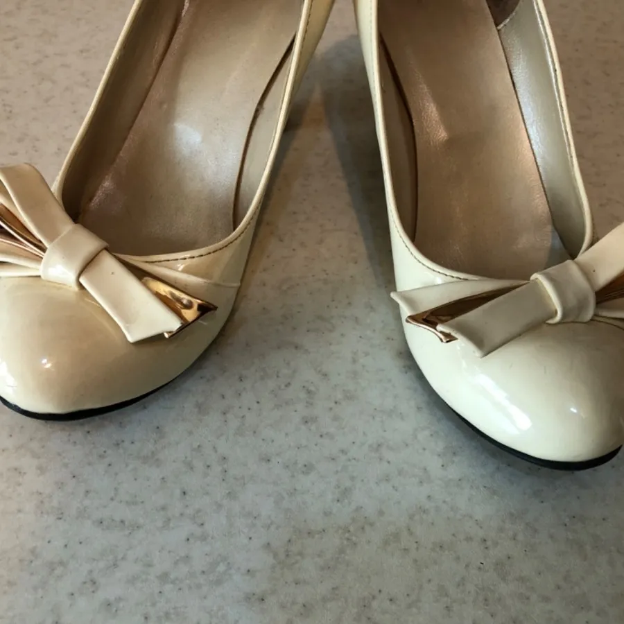 کفش مجلسی شیری رنگ