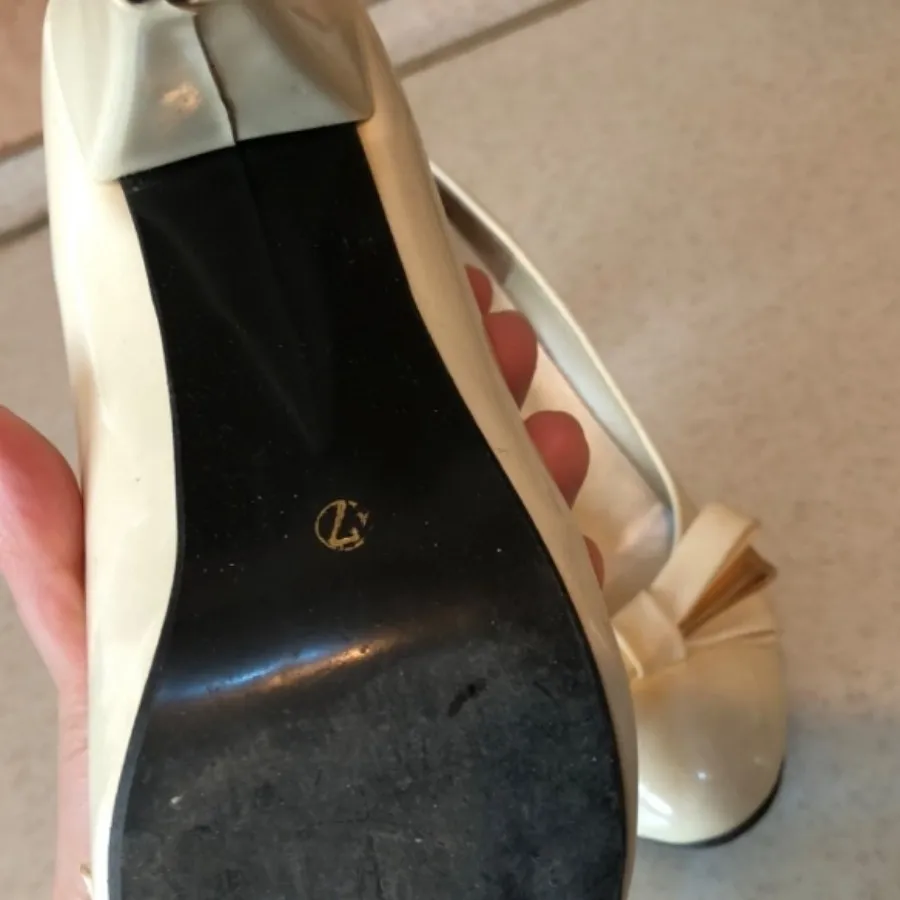 کفش مجلسی شیری رنگ