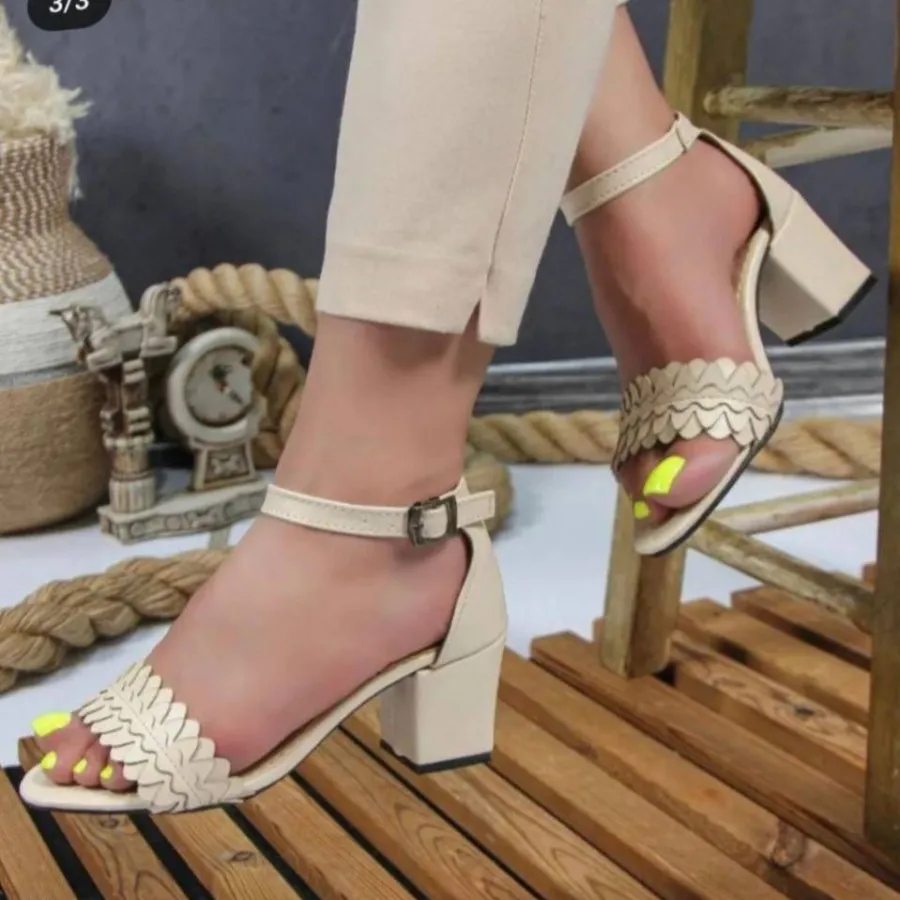 صندل پاشنه دار دنا