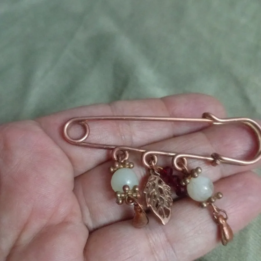 گل سینه مسی با سنگ