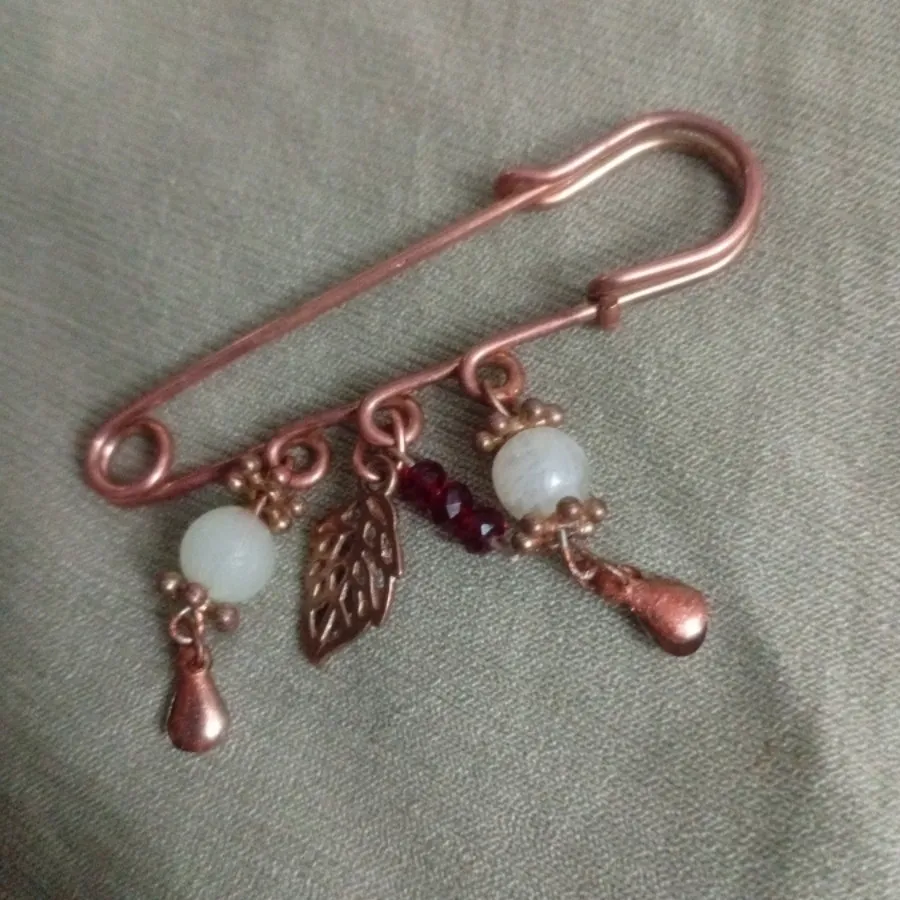 گل سینه مسی با سنگ