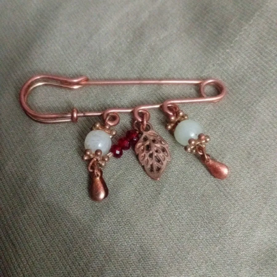 گل سینه مسی با سنگ