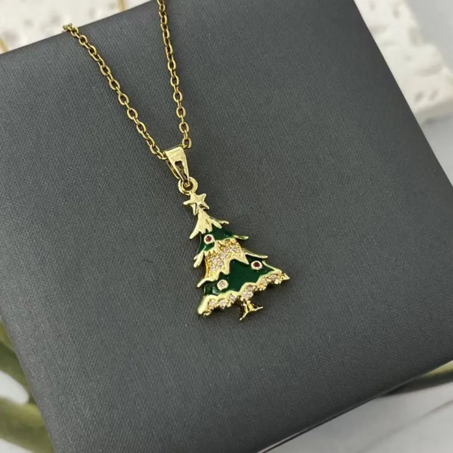 گردنبندادم برفی و درخت