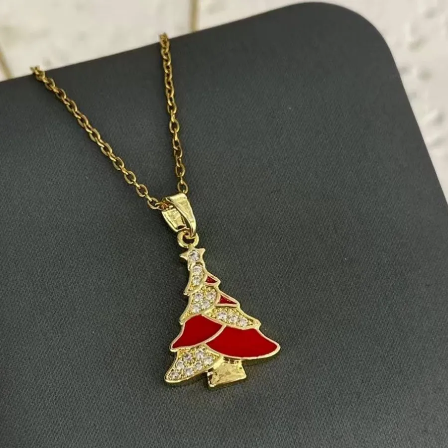 گردنبندادم برفی و درخت