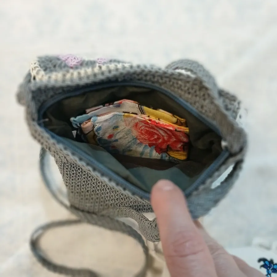 کیف موبایل قلاب‌بافی