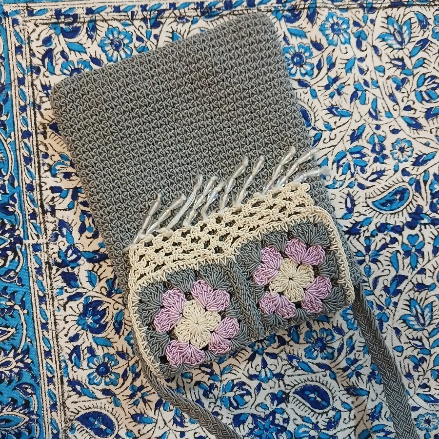 کیف موبایل قلاب‌بافی