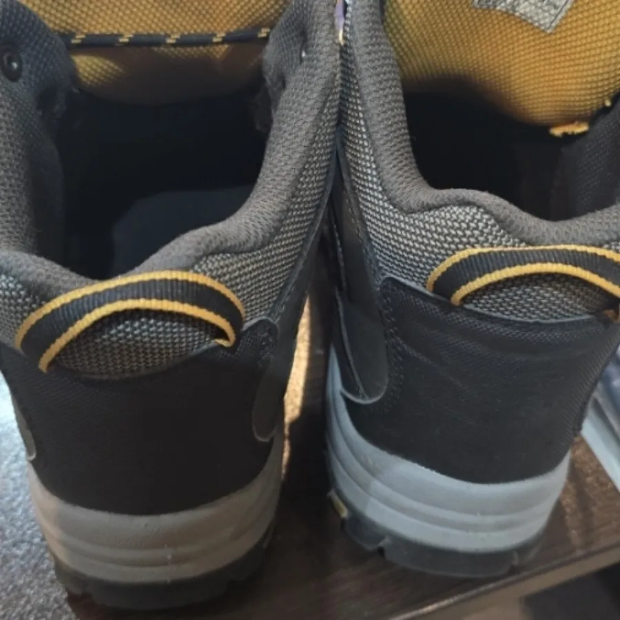 کفش اسکیچرز