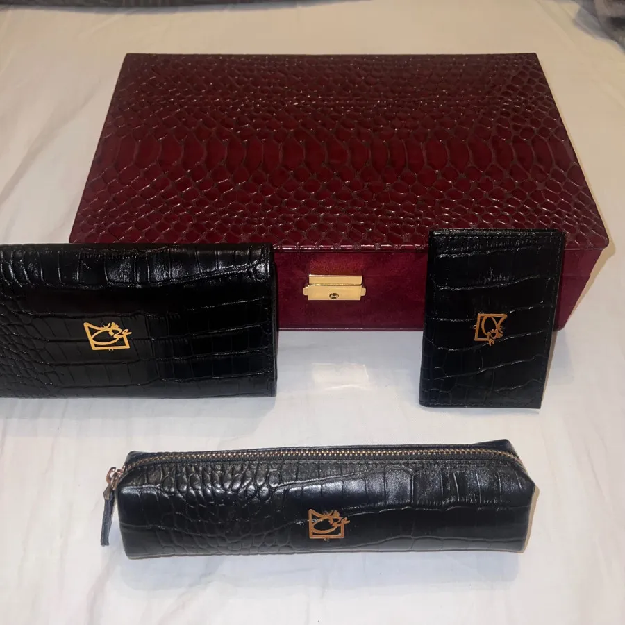 ست هدیه زنانه چرم برندمنط