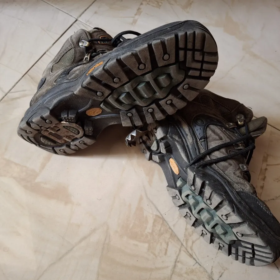 کفش کوهنوردی یخ شکن