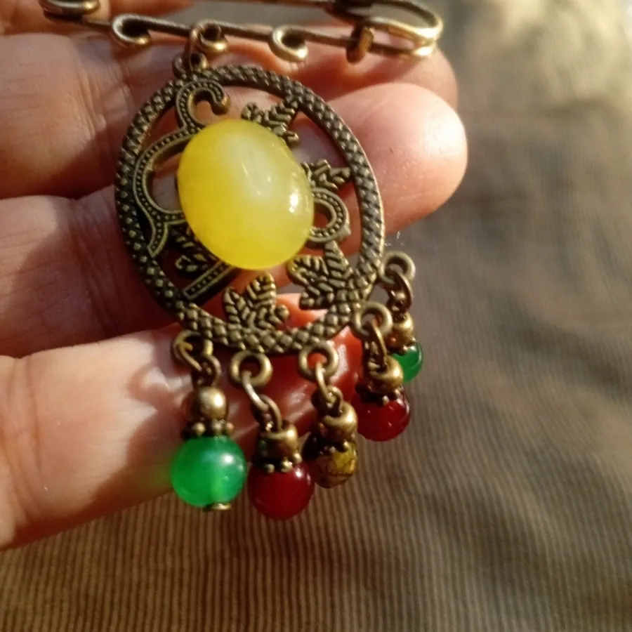 سنجاق و اویز طرح دار