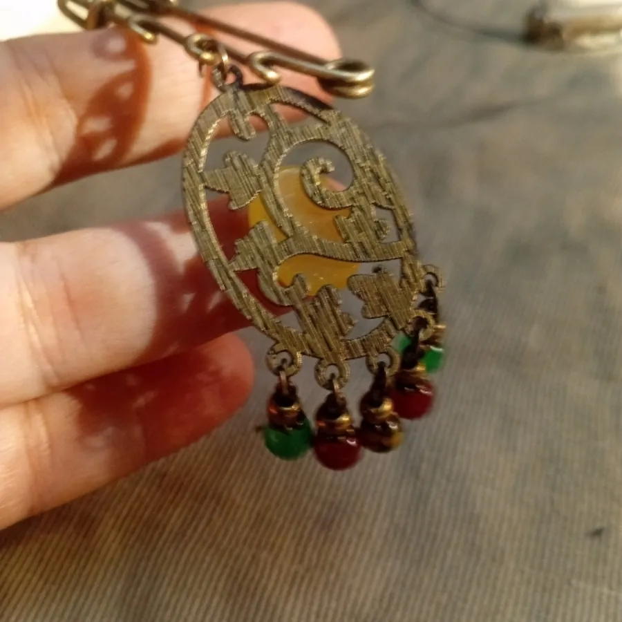 سنجاق و اویز طرح دار